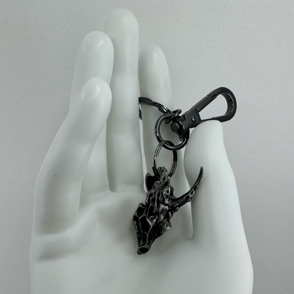 Black Dragon Skull Keychain - Picture 4 of 12